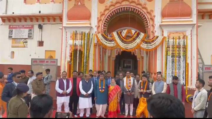 केन्द्रीय मंत्री श्री गड़करी ने ओरछा में श्री रामराजा सरकार के दर्शन किये